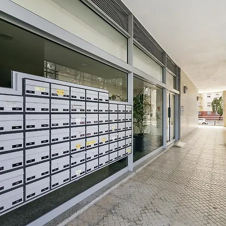 Whome Family - Urban Retreat With Parking, Ac, Elevator In Great Location * リスボン
