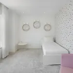 Whome Family - Urban Retreat With Parking, Ac, Elevator In Great Location *